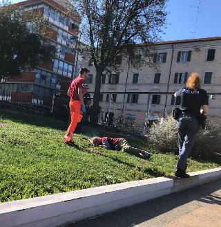 Ancona – Grida all’impazzata in pieno centro, soccorsa da polizia e Croce Gialla